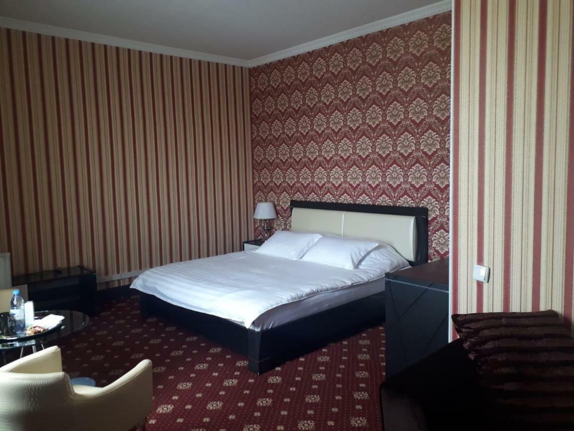 Seoul Hotel Shymkent Bagian luar foto
