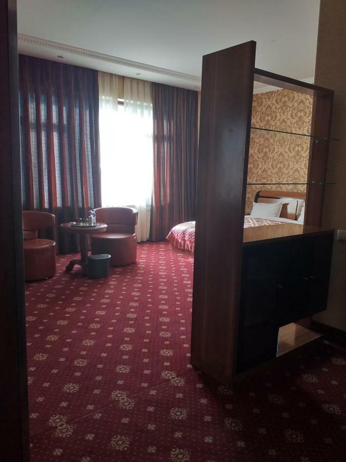 Seoul Hotel Shymkent Bagian luar foto